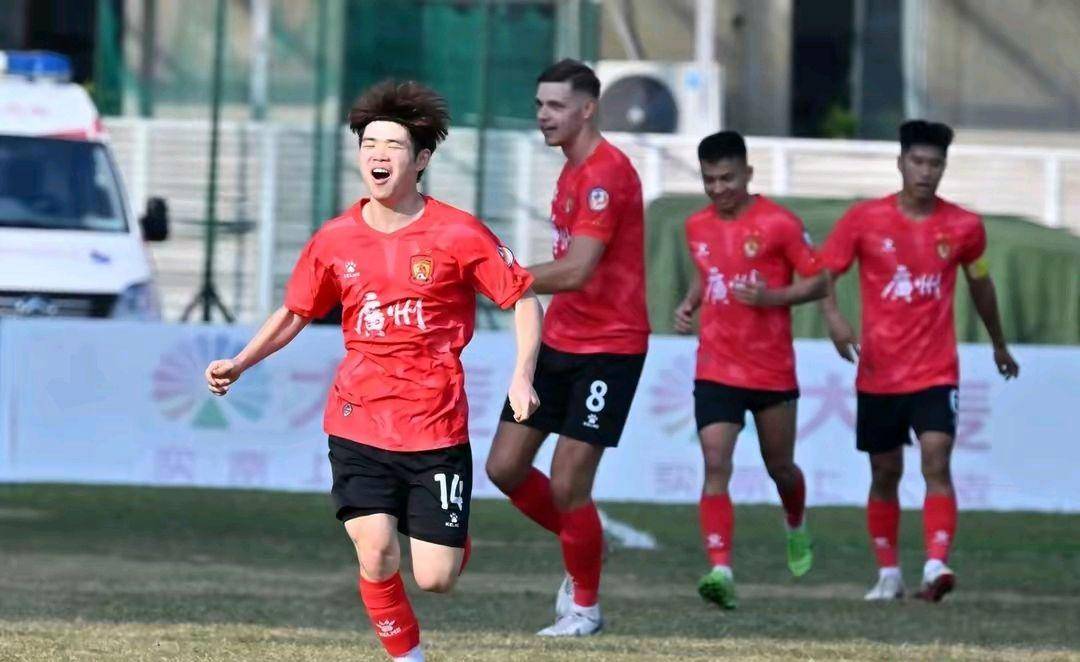 沙尔克客场获胜，球队全力拼搏